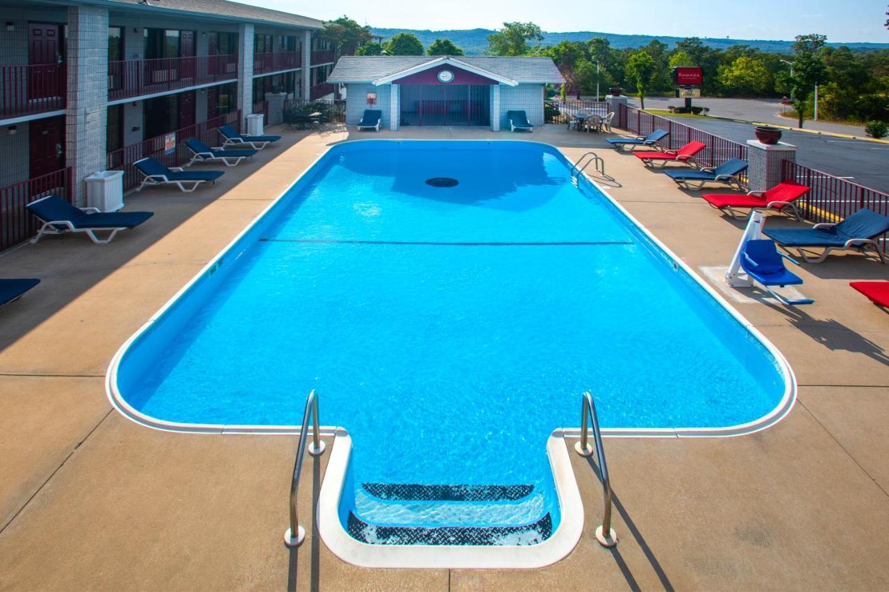 Ramada By Wyndham Branson Motel Bagian luar foto